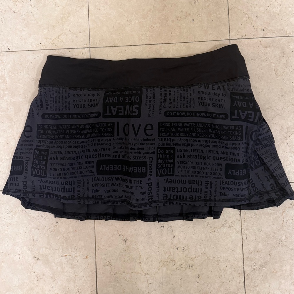 💜Rare NWOT Lululemon Manifesto Black Text Print Mini Skirt - Picture 6 of 11